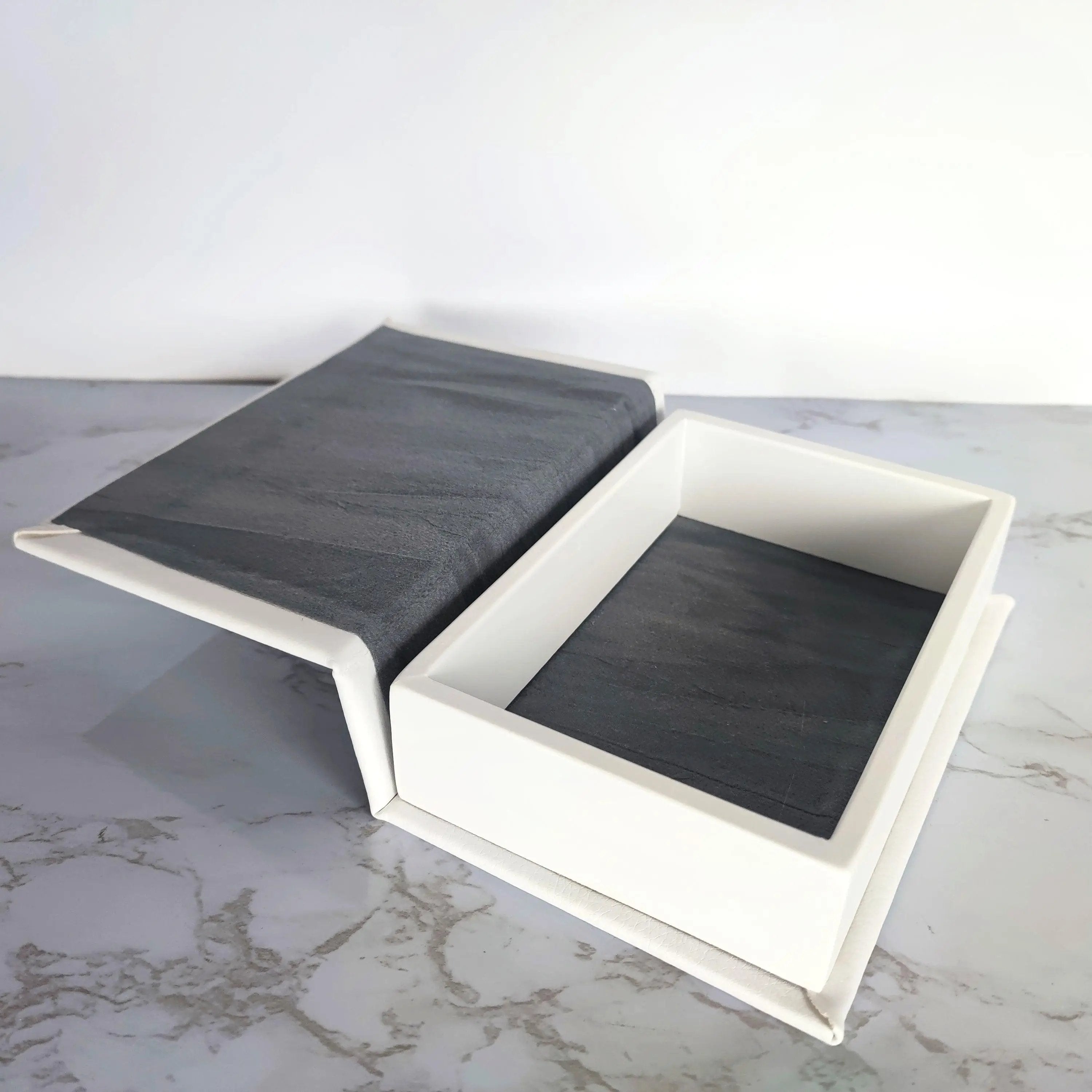 Cofanetto Portagioie in Eco Pelle Bianca a Forma di Libro con Applicazione Farfalle Grigie in Legno Sagomato Svuotatasche e Cofanetti Albalu Bomboniere