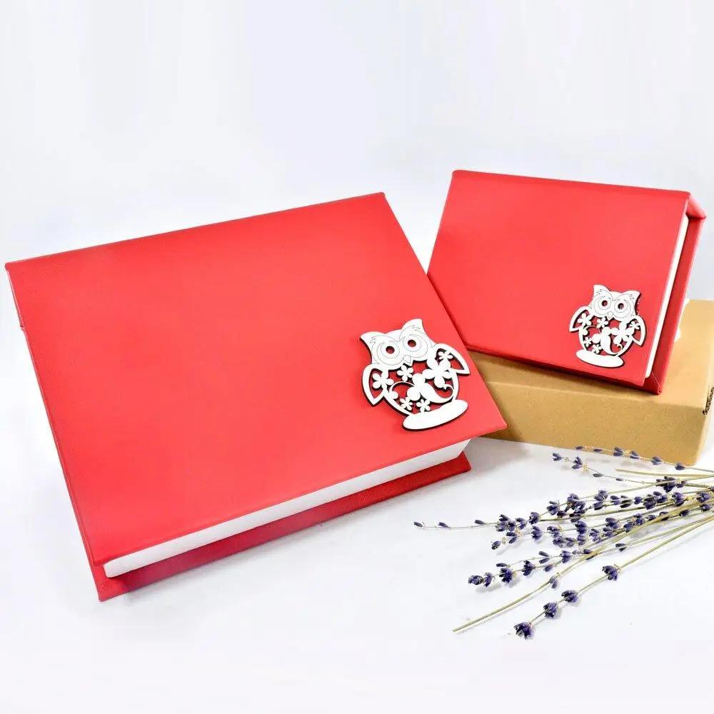 Cofanetto Portagioie in Eco Pelle Rossa a Forma di Libro con Applicazione Gufetto in Legno Sagomato a Tema Laurea Regali Laurea Albalu Bomboniere
