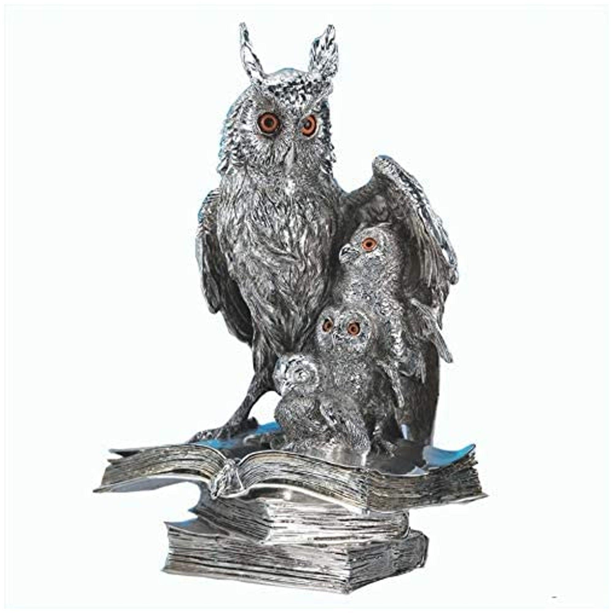 Statua Gufi Grandi in Resina Argentata Portafortuna con cuccioli su Libro Resina Argentata Albalu Bomboniere