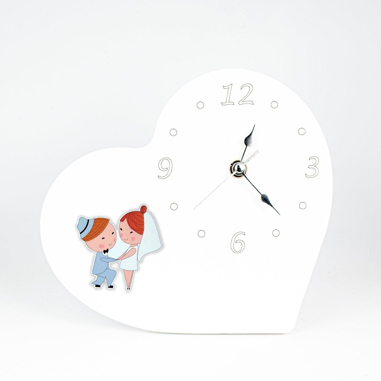 Orologio Matrimonio in Legno Laccato Bianco a Forma di Cuore con Applicazione Sposini