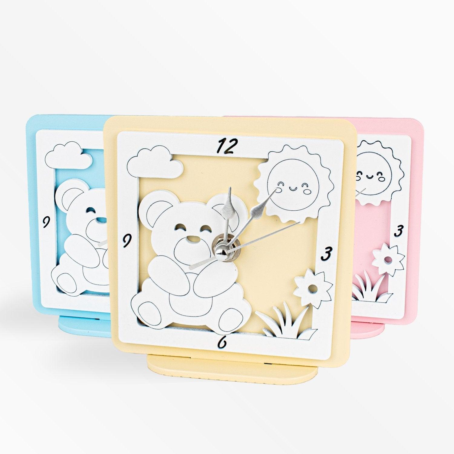 Orologio Quadrato in Legno Colorato a Tema Bimbi con Orsetto Sole e Nuvolette Celeste Rosa e Panna Orologi Albalu Bomboniere
