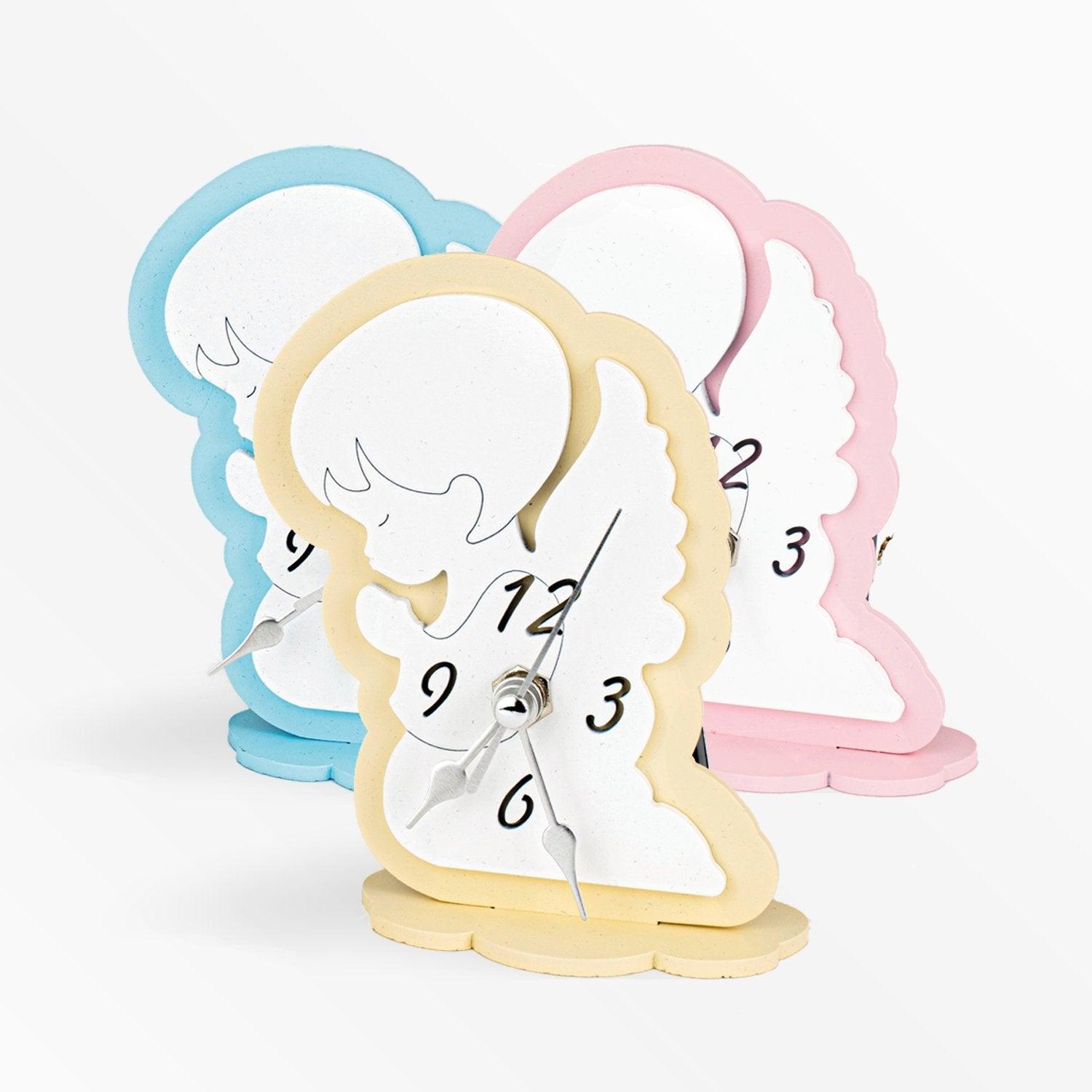 Orologio in Legno Colorato a Forma di Angioletto in Preghiera Celeste Rosa e Panna Orologi Albalu Bomboniere