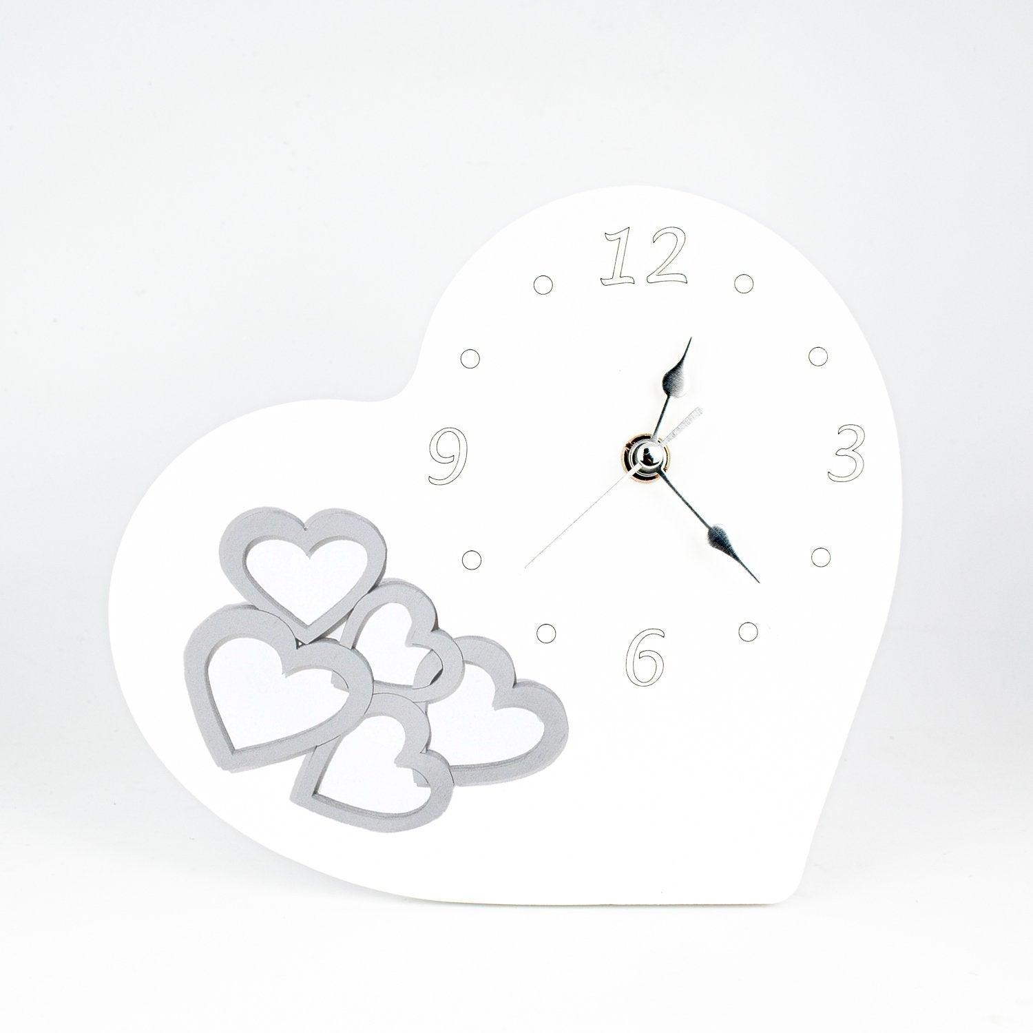Orologio in Legno Laccato Bianco a Forma di Cuore con Applicazioni a Tema Coppia Orologi Albalu Bomboniere
