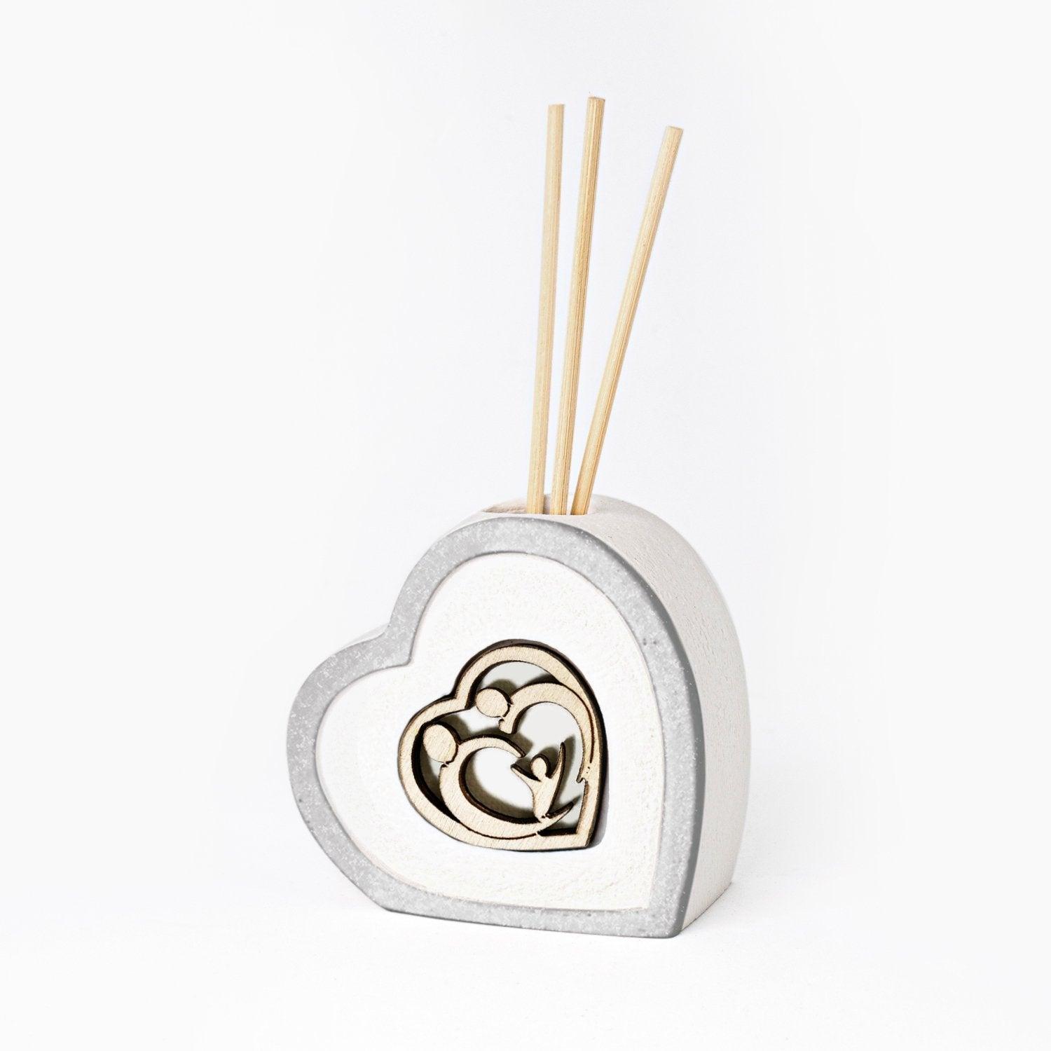 Profumatore a Forma di Cuore in Resina Colorata con Applicazione in Legno Sacra Famiglia