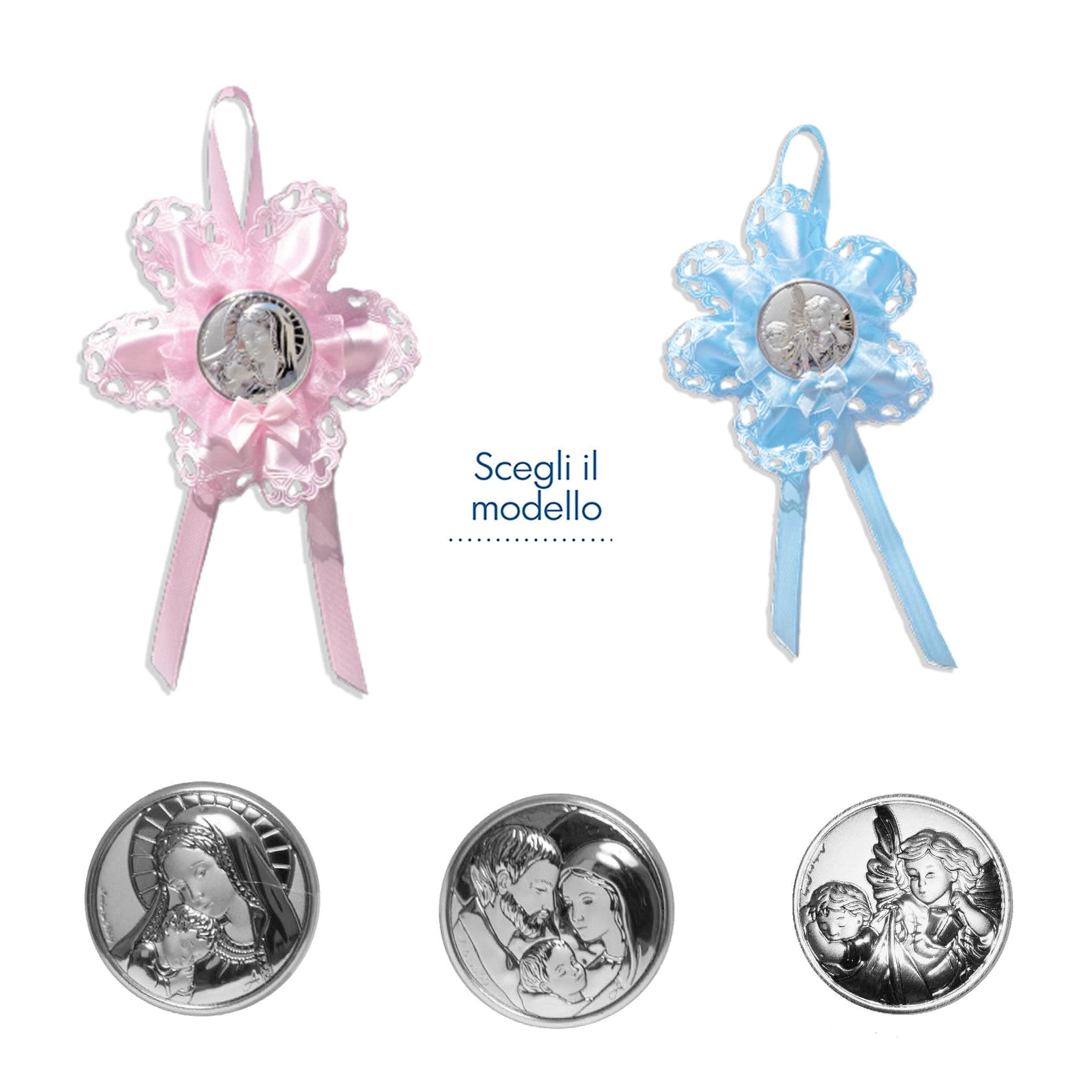 Sopraculla Rosa o Celeste Bordi Merlati con Placchetta Sacra in Argento Laminato e Carillon Sopraculla e Nastrini Albalu Bomboniere