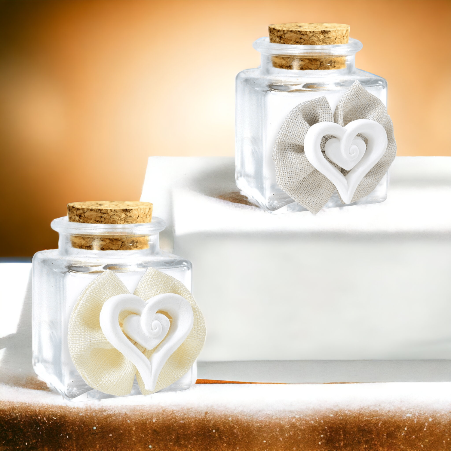 Barattolino Portaconfetti in Vetro con Tappo in Sughero e Decorato con Gessetto a Forma di Cuore e Coccarda a Forma di Fiocco Portaconfetti Albalu Bomboniere