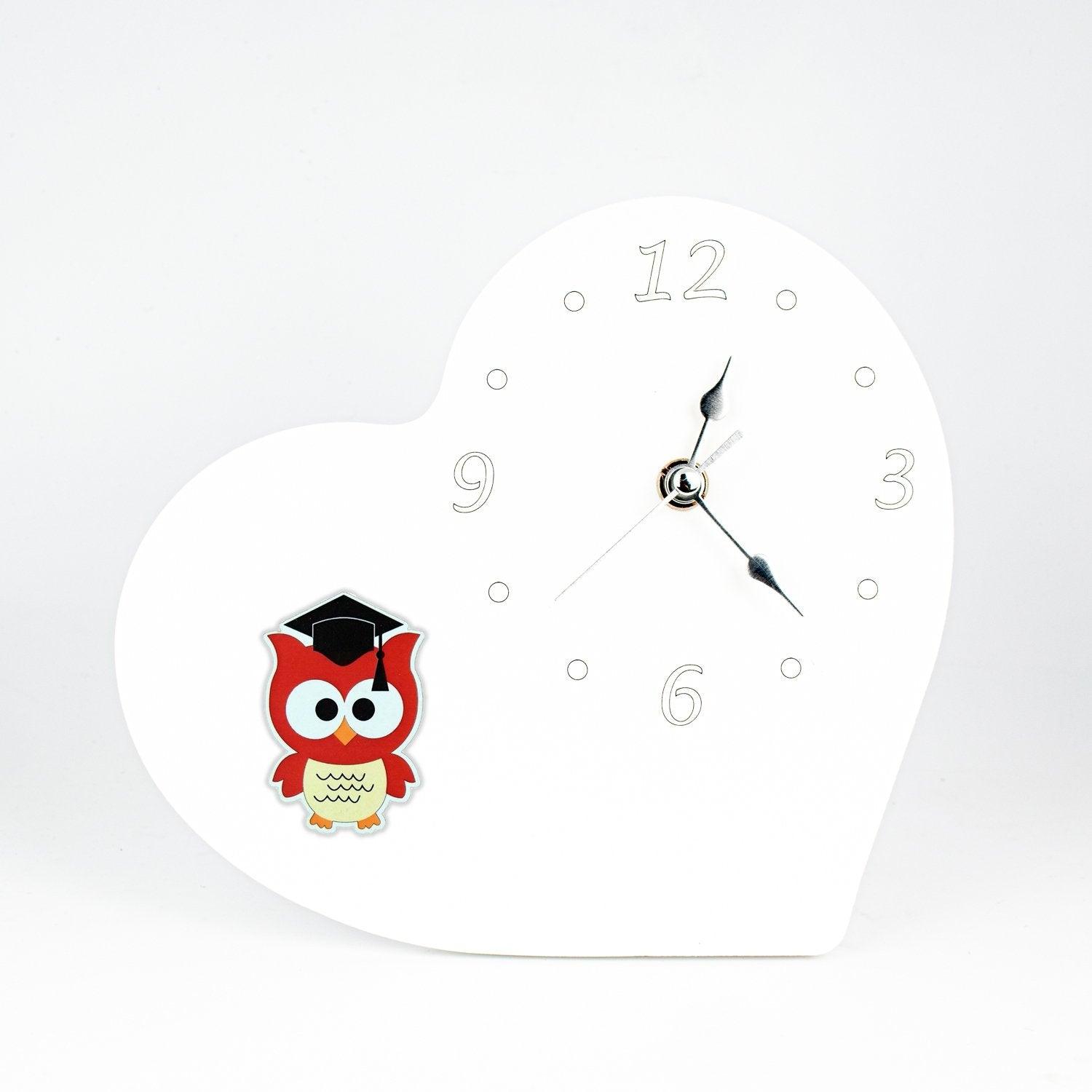 Orologio Bomboniera Laurea in Legno Laccato Bianco a Forma di Cuore con Applicazione Gufetti
